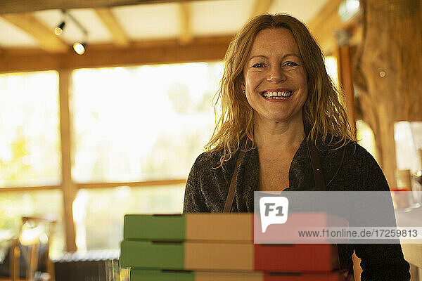 Porträt glücklich weiblichen Pizzeria Besitzer mit Pizza-Boxen