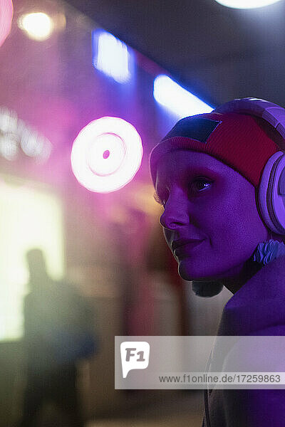 Frau mit Kopfhörer in Neonlicht