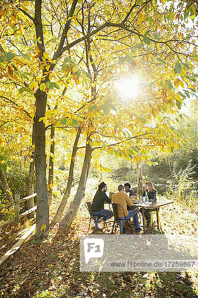 Geschäftsleute arbeiten am Tisch in sonnigen idyllischen Herbst Park