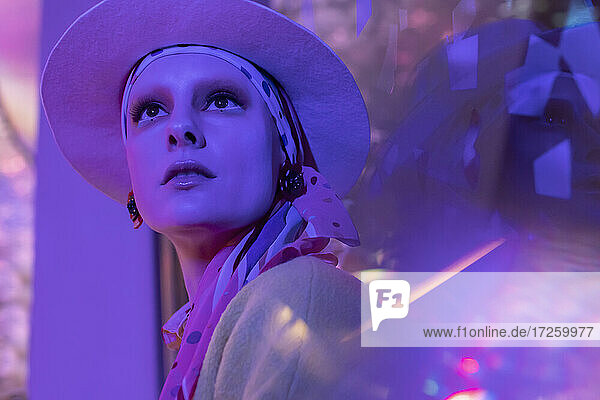 Porträt schöne modische Frau in Fedora unter Neonbeleuchtung