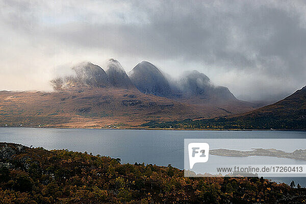 Berge im Nebel mit Blick auf einen See in den schottischen Highlands  Schottland  Vereinigtes Königreich  Europa