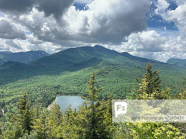 Wolken über hohen Gipfeln der Adirondack Mountains und Heart Lake in der Nähe von Lake Placid  New York State  Vereinigte Staaten von Amerika  Nordamerika