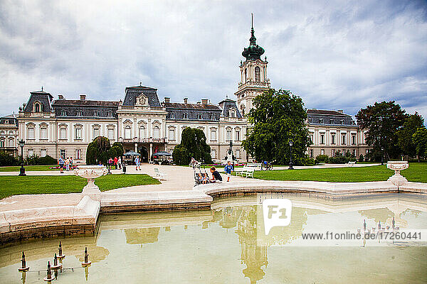 Der Festetics-Palast  ein Barockpalast in der Stadt Keszthely  Zala  Ungarn  Europa