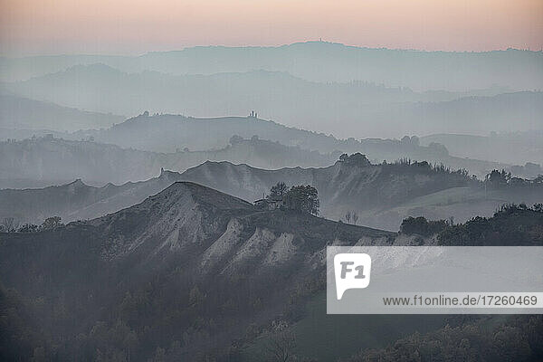 Dämmerung über Hügeln  wo viele Schichten von Nebel bedeckt sind  Emilia Romagna  Italien  Europa
