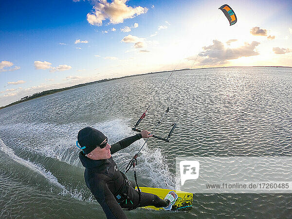 Fotograf Skip Brown kiteboards auf flachem Wasser auf Chesapeake Bay in Hampton  Virginia  Vereinigte Staaten von Amerika  Nordamerika