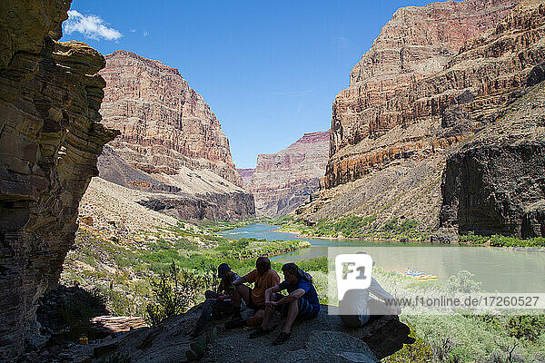 Flößer über ihren Booten auf dem Colorado River durch den Grand Canyon  Arizona  Vereinigte Staaten von Amerika  Nordamerika