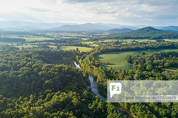 Rapidan River  der von den Shenandoah Mountains in das zentrale Virginia fließt  Virginia  Vereinigte Staaten von Amerika  Nordamerika