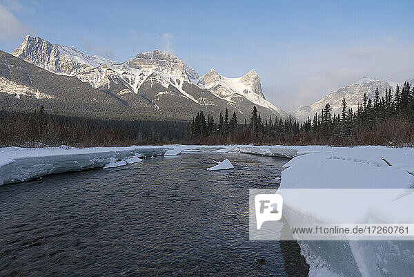 Policeman's Creek im Winter mit Ha Ling Peak bei Sonnenaufgang  Bow Valley Provincial Park  Canmore  Kanadische Rocky Mountains  Alberta  Kanada  Nordamerika