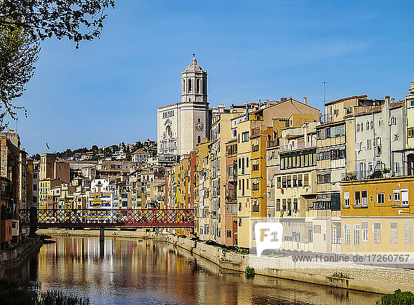 Bunte Häuser und die Kathedrale spiegeln sich im Fluss Onyar  Girona (Gerona)  Katalonien  Spanien  Europa