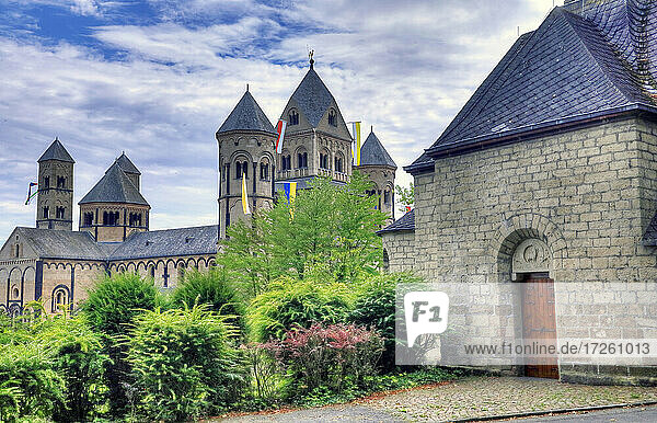 Blick von der Johanneskapelle auf die Benediktinerabtei Maria Laach bei Glees in der Vordereifel in Rheinland-Pfalz  Deutschland  Europa  Nordansicht