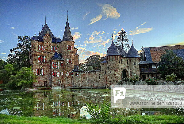 Burg Satzvey in Nordrhein-Westfalen in Satzvey in der Eifel  Deutschland  Europa  Wasserschloss.