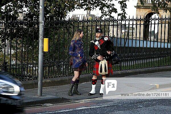 Mann und Frau  Schotte  Schottenrock  Kilt  Tartan  Sporran  Bürgersteig  Straßenszene  Altstadt  Old Town  Edinburgh  Schottland  Großbritannien  Europa