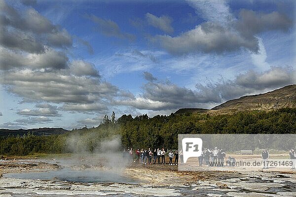 Geysir  Heißwasserspringquelle  Strokkur  Touristen  Zuschauer  Haukadalur  Geothermalgebiet  Goldener Zirkel  Süd-West-Island  Island  Europa