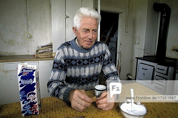 Kristmann Stefánsson in seiner Küche  alter Mann mit Kaffeetasse  Bauer  Vesturádalur  Nord-Island  Island  Europa