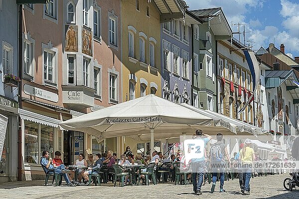 Touristen in der Marktstraße  Bad Tölz  Oberbayern  Bayern  Deutschland  Europa