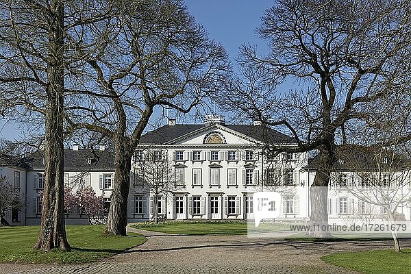 Schloss Heltdorf  Herrenhaus in klassizistischem Stil  Düsseldorf-Angermund  Nordrhein-Westfalen  Deutschland  Europa