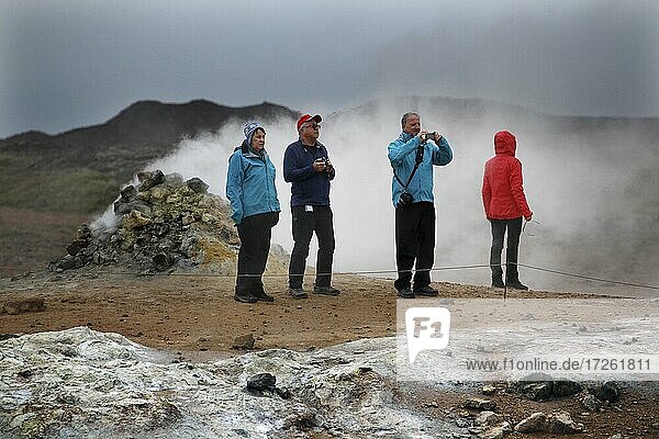 Geothermalgebiet  Solfatare  heiße Fumarole  postvulkanische Exhalationen  Touristen  Námaskarð  Mývatn  Island  Europa