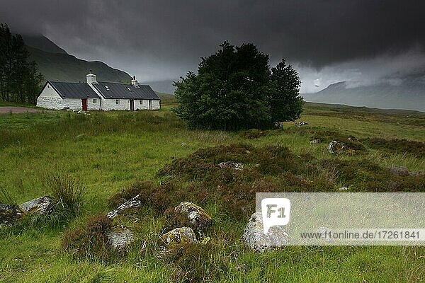 Buachaille Etive Mor  Glen Coe Tal  Blackrock Cottage  weißes Haus  Highlands  Hochland  Schottland  Großbritannien  Europa