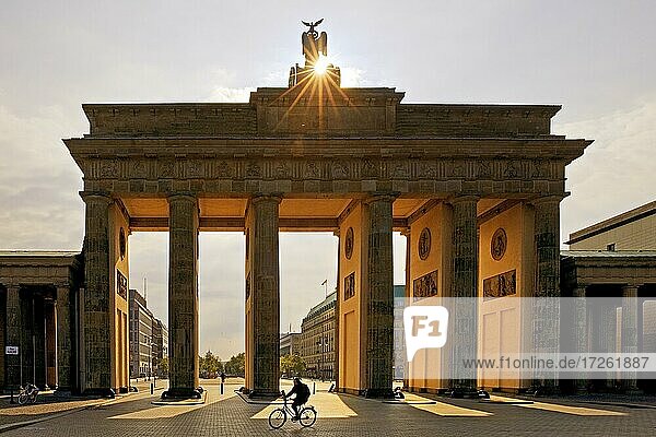 Brandenburger Tor am frühen Morgen im Gegenlicht  Berlin  Deutschland  Europa