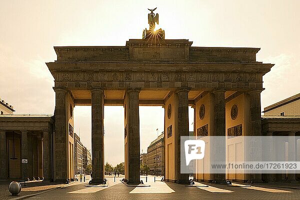 Brandenburger Tor am frühen Morgen im Gegenlicht  Berlin  Deutschland  Europa