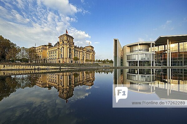 Panorama Reichstag mit Paul-Löbe-Haus und Spree im Morgenlicht  Berlin  Deutschland  Europa