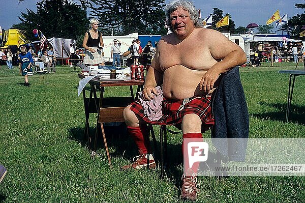 Highlandgames  Hochlandspiele  Athlet  Sportler  dicker Mann mit nacktem Oberkörper  Schottenrock  Kilt  Schottenrock  Kilt  Schottland  Großbritannien  Europa
