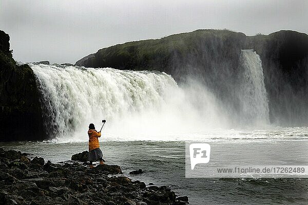 Wasserfall  Götterfall  Godafoss  Frau  Touristin  Nord-Island  Island  Europa