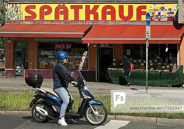 Spätkauf  in Berlin also called Späti  Berlin Kiezkultur  kiosk at a main road  Berlin  Germany  Europe