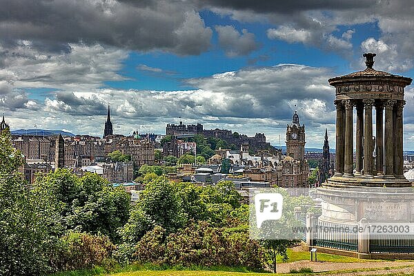 Blick vom Calton Hill mit dem Dugald Steward Monument über die historische Altstadt  Edinburgh  Schottland  Großbritannien  Europa