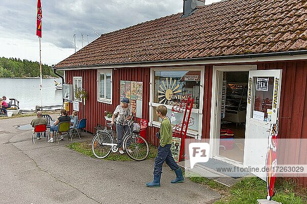 Sommerbutik  Laden  Geschäft  Saisongeschäft im schwedischen Schärengarten mit Touristen  Klintemala bei Oskarshamn  Kalmar Län  Schweden  Europa