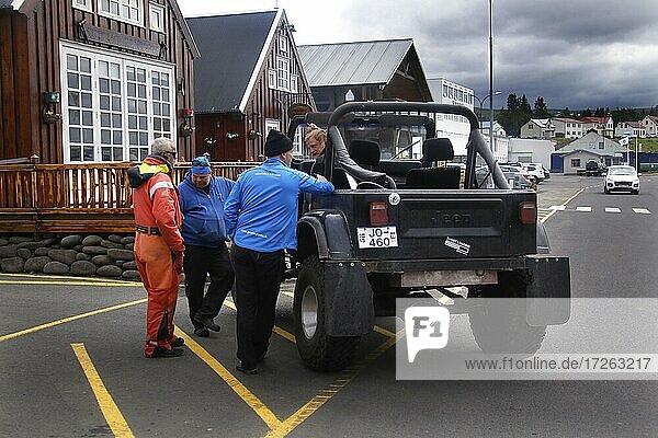 Straßenszene  Männer am Jeep  Hafen  Húsavík  Nord-Island  Island  Europa