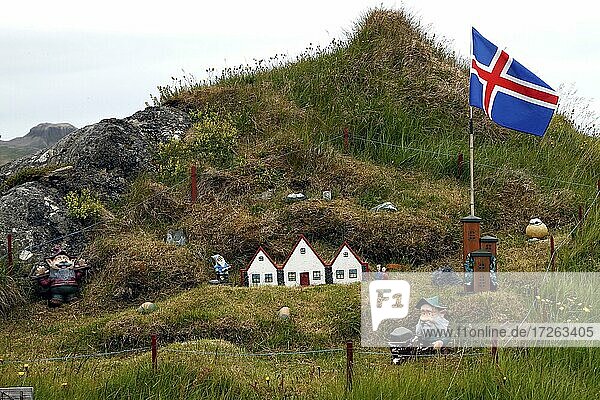 Elfenhügel  Miniaturhäuser  isländische Flagge  Troll-Figur  Gartendekoration Ólafsvík  Snæfellsnes  Halbinsel Snäfellsnes  Westküste  Island  Europa
