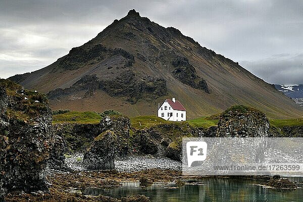 Haus  einsam  klein  weiß  Berg  Lava  Lavaformationen  Küste  Arnarstapi  Snæfellsnes  Halbinsel Snäfellsnes  Westküste  Island  Europa
