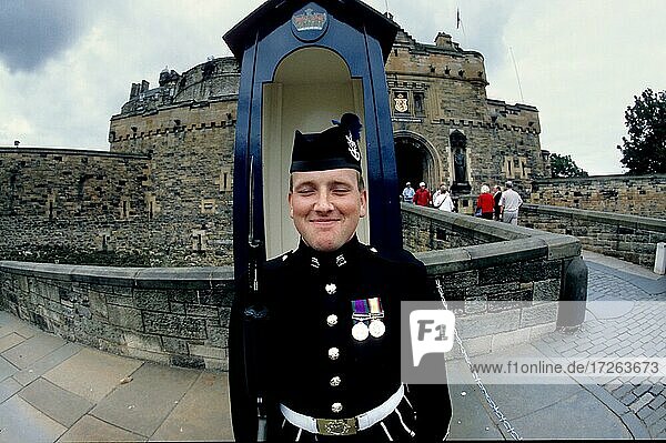 Edinburgh Castle  Burg  Castle Rock  Eingangstor  Wache  Soldat  Wachhäuschen  Edinburgh  Schottland  Großbritannien  Europa