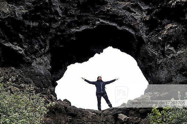 Lavaformationen  Vulkangestein  Frau im Lava-Tor  Dimmuborgir  Mývatn  Island  Europa