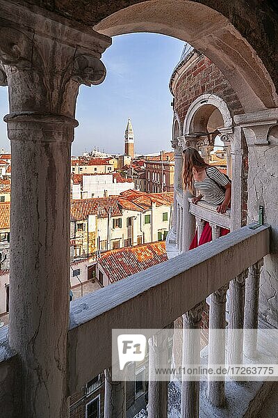Junge Frau  Touristin blickt über Venedig  Kuppel des Palazzo Contarini del Bovolo  Palast mit Wendeltreppe  Venedig  Venetien  Italien  Europa