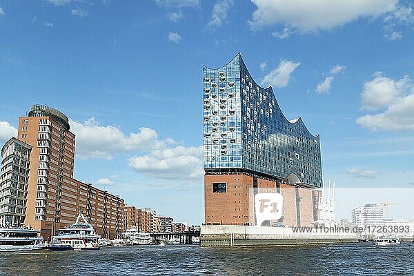 Elbphilharmonie im Hafen von Hamburg  Deutschland  Europa