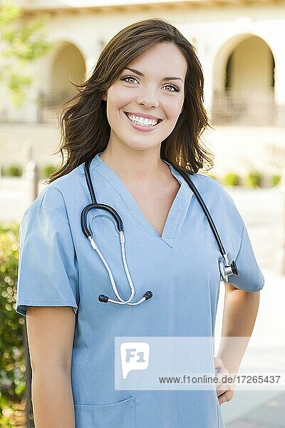 Stolze attraktive junge erwachsene Frau  Ärztin oder Krankenschwester Porträt außerhalb