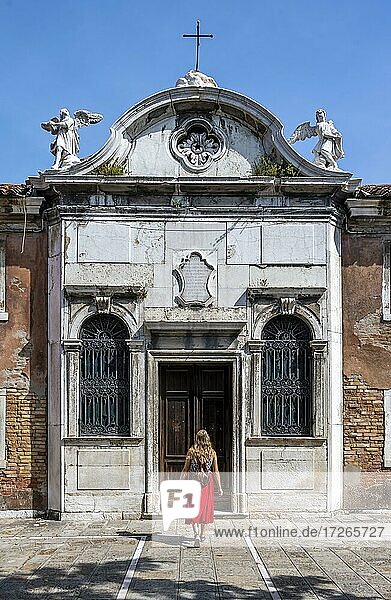 Touristin in rotem Kleid vor einem Haus  Murano  Insel Murano  Venedig  Venetien  Italien  Europa