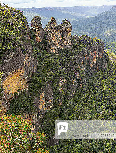 Australien  New South Wales  Three Sisters Felsformation im Blue Mountains National Park vom Echo Point Lookout aus gesehen