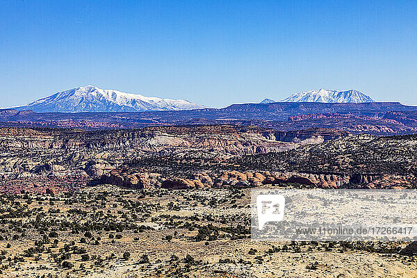 USA  Utah  Escalante  Entfernte schneebedeckte Berge in felsiger Landschaft des Grand Staircase-Escalante National Monument