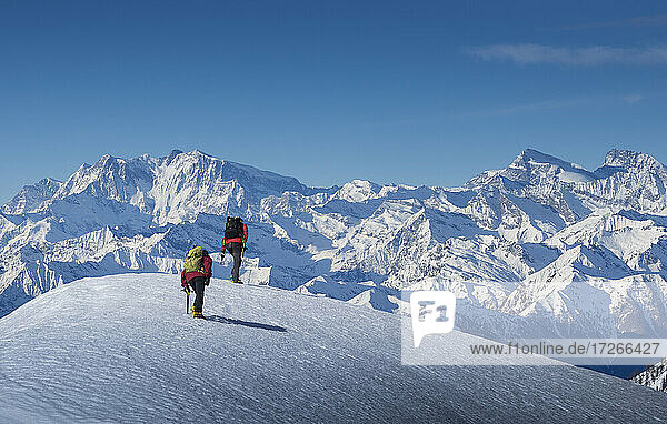 Frankreich  Haute Savoie  Chamonix  Bergsteiger beim Aufstieg auf einen verschneiten Hang im Gebiet des Mont Blanc