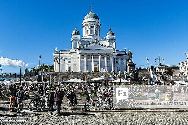 Senatsplatz vor dem Dom von Helsinki  Helsinki  Finnland  Europa