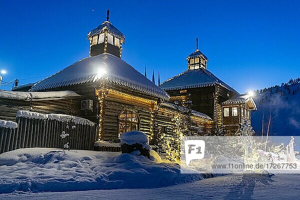 Schönes traditionelles Holzhaus nach Sonnenuntergang  Jakutsk  Republik Sacha  Russland  Europa