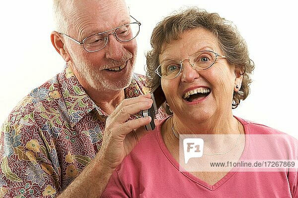 Älteres Paar  das gemeinsam ein Mobiltelefon benutzt