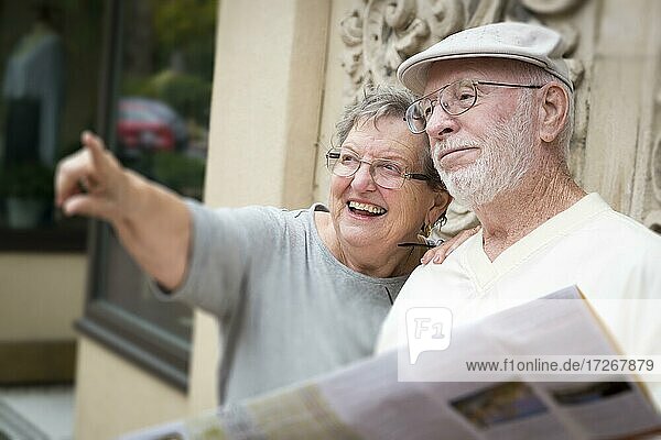 Glückliche Touristen Senior Paar Blick auf Broschüre Karte