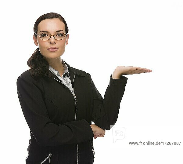 Selbstbewusste gemischtrassige Geschäftsfrau gestikuliert mit der Hand zur Seite vor einem weißen Hintergrund