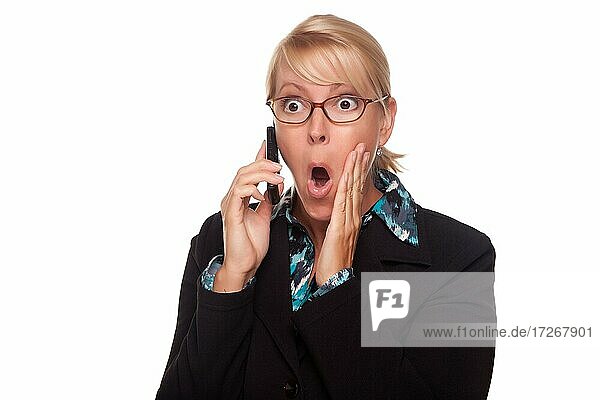 Blonde Frau schockiert auf Handy vor einem weißen Hintergrund
