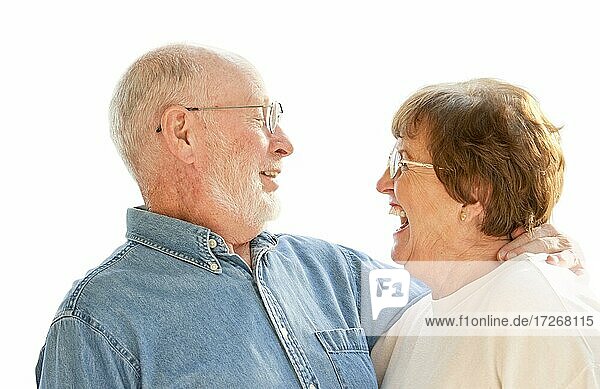 Affectionate glücklich Senior Paar lachen zusammen vor weißem Hintergrund