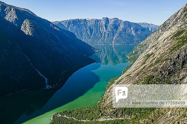 Blick über den Eidfjord vom Bergbauernhof Kjeasen  Norwegen  Europa